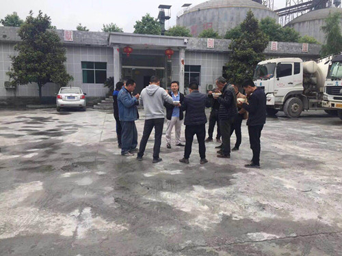 彭立總裁和混凝土公司的同事們抓緊午餐時間，一邊吃飯一邊討論解決問題。_副本.jpg