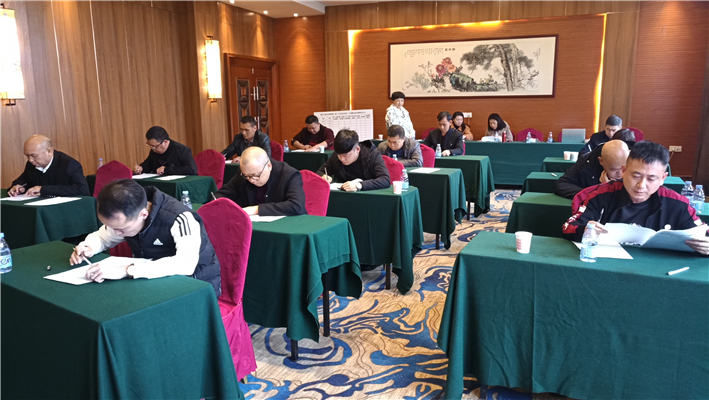集訓班學員正在進行筆試考試。.jpg