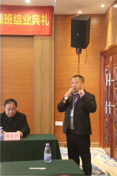 楊正安在畢業典禮上分享在公司的成長經歷。.jpg